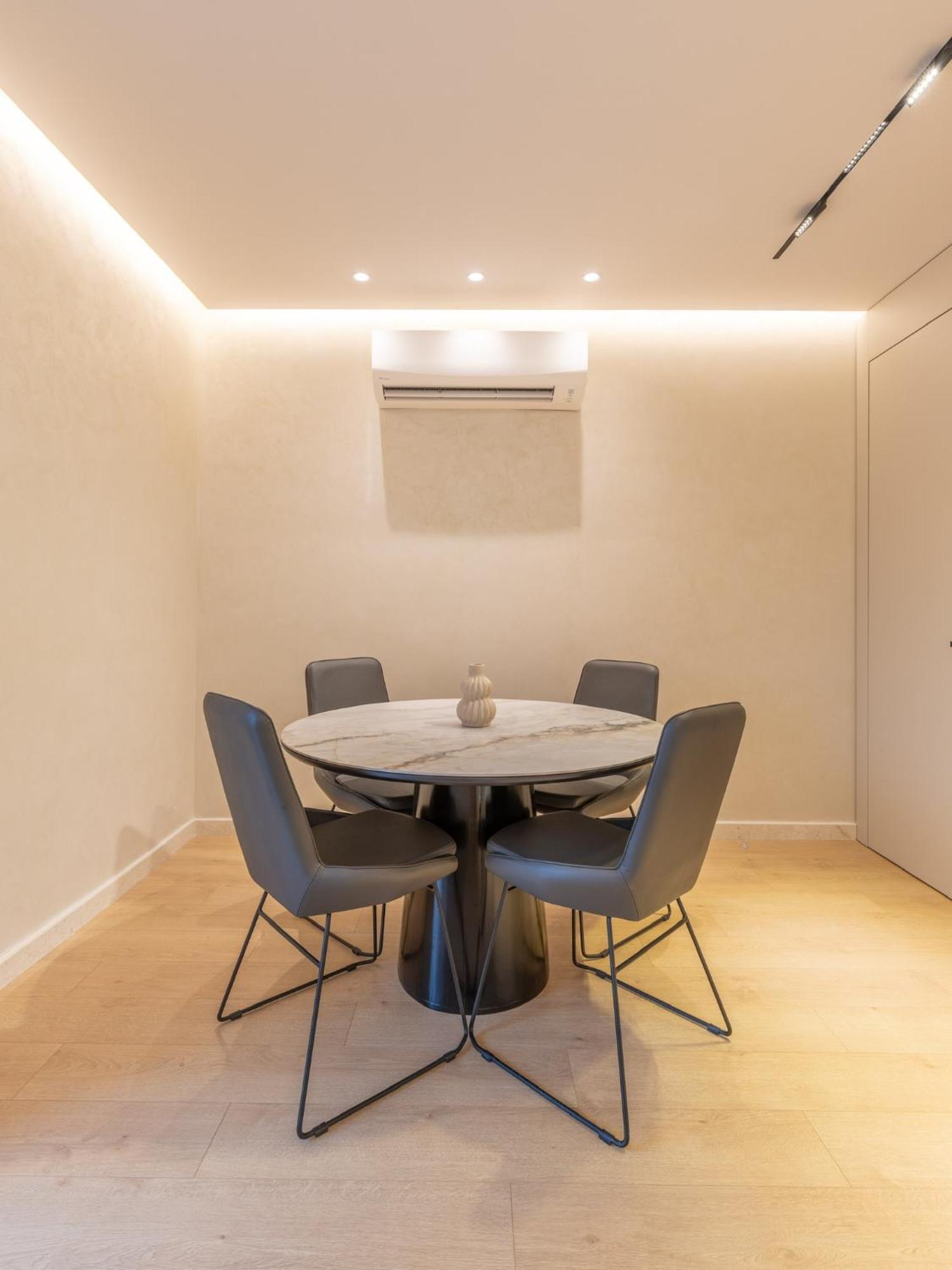Central Inn, New Bazaar Apartment ティラナ エクステリア 写真