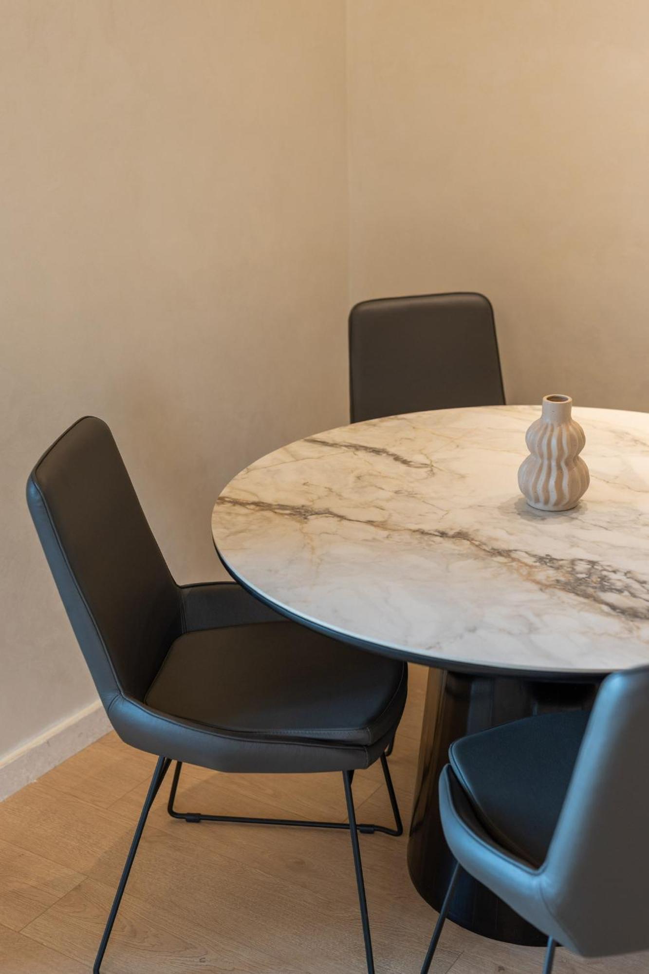 Central Inn, New Bazaar Apartment ティラナ エクステリア 写真